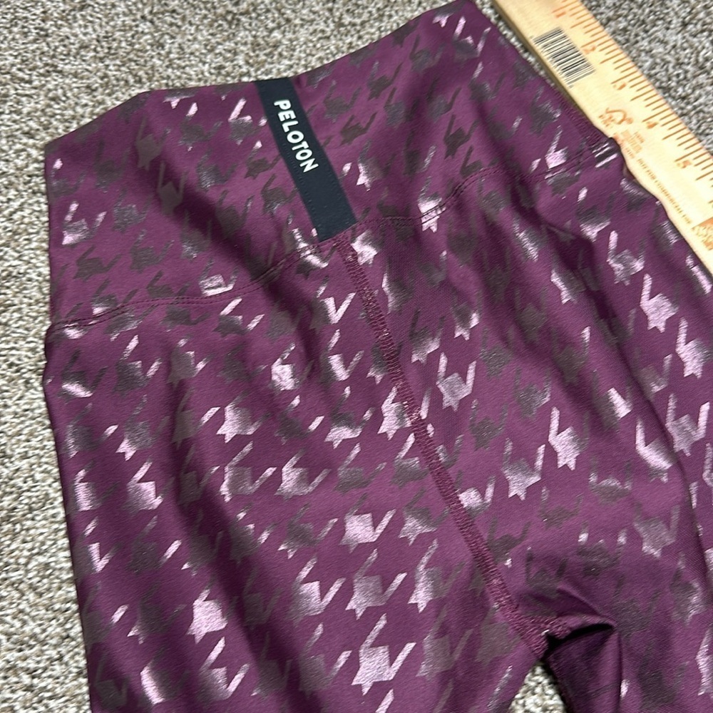 Peloton show up houndstooth XS leggings maroon shine shimmer. NWOT pristine. - Picture 6 of 9